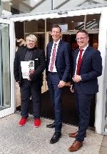 Der Vertrag ist unterzeichnet, die Farbe Rot hält bald auch im Hotel am KuKO Einzug. Michael Berger (Vorstand DORMERO-Gruppe) , Weingartens Oberbürgermeiser Clemens Moll und Stadtkämmerer Florian Keller (von links) vor dem Eingang zum bisherigen Best Western.